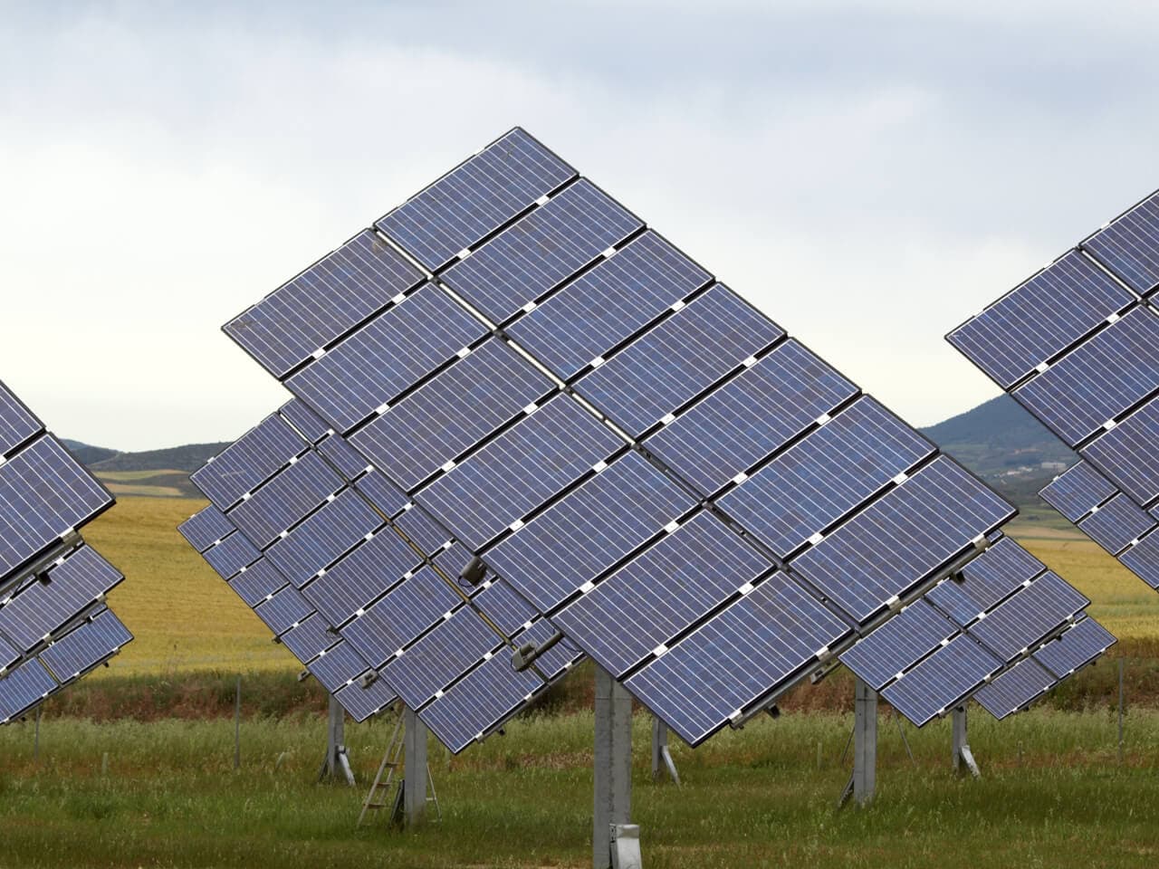 Obtém-se a extração de água através de bombagem solar